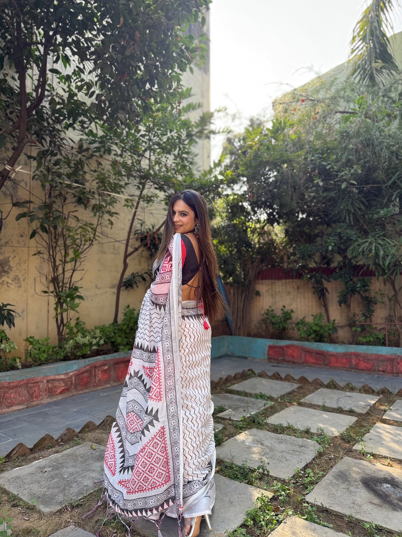 Elegant White Pure Linen Digital Printed Saree with Chevron Design and Intricate Red-Black Geometric Pallu – Tassel Details and Matching Blouse Piece