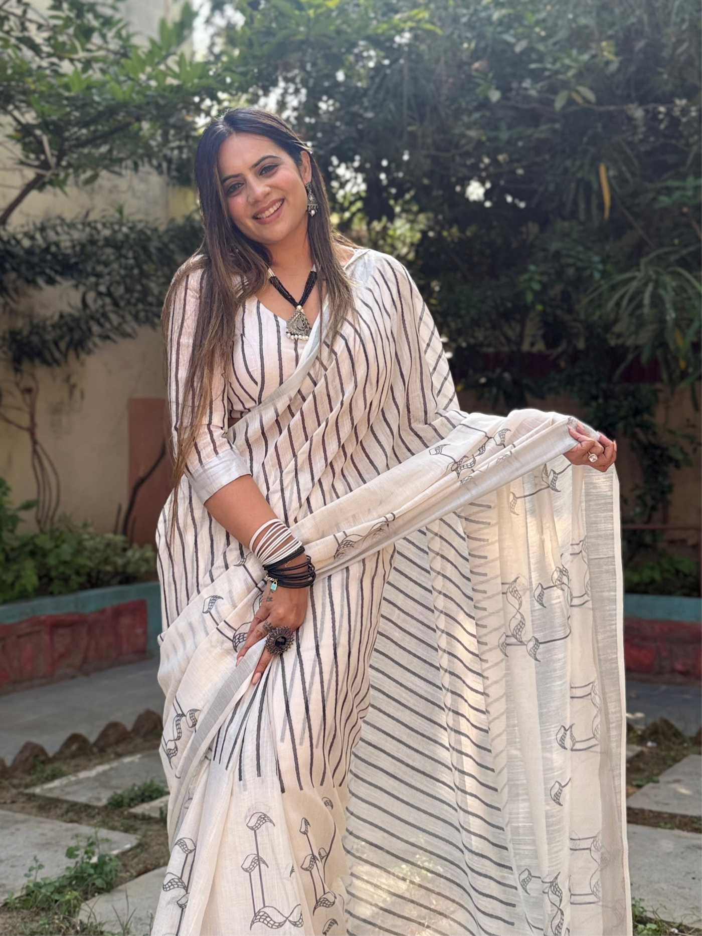 Elegant Off-White Pure Linen Digital Printed Saree with Striped Design and Unique Black Motif Pallu – Comes with Blouse Piece and Tassels