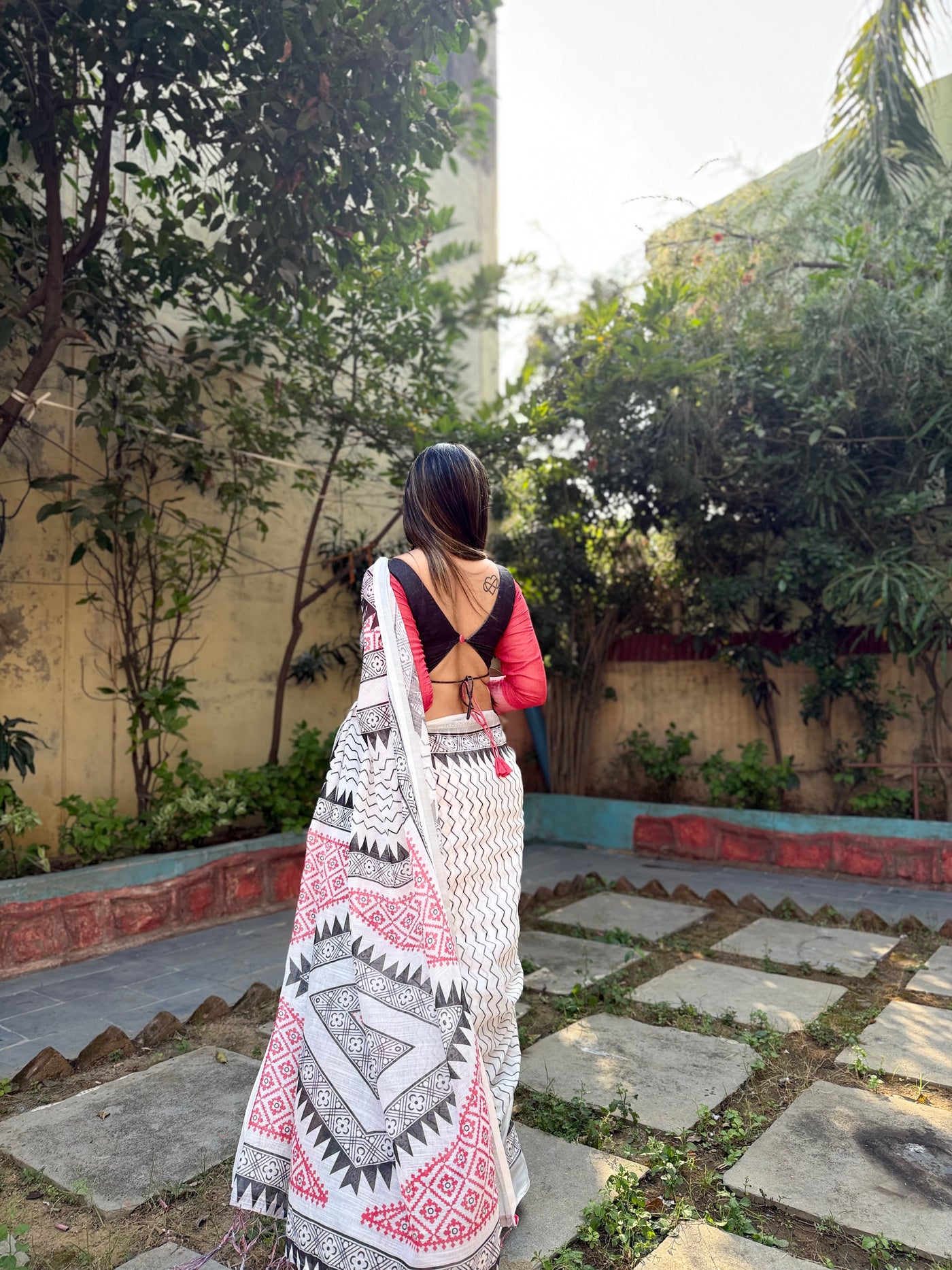 Elegant White Pure Linen Digital Printed Saree with Chevron Design and Intricate Red-Black Geometric Pallu – Tassel Details and Matching Blouse Piece