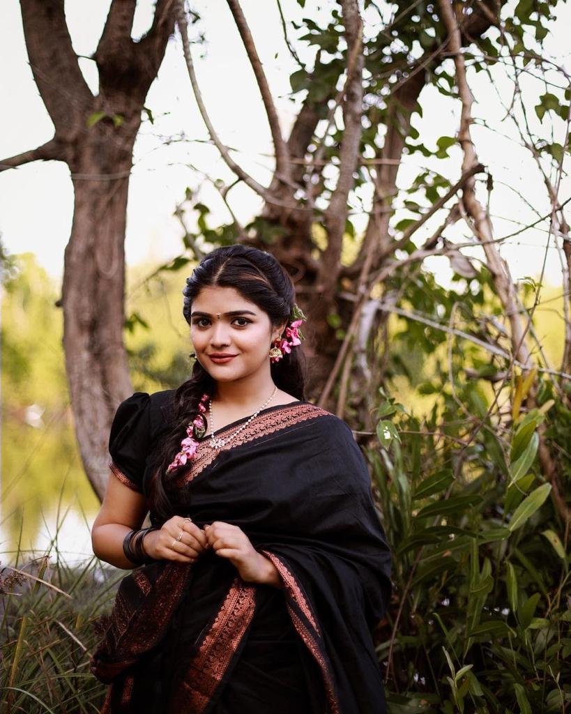 Black Pure Banarasi Silk Saree With Attractive Blouse Piece - Almaari Fashion