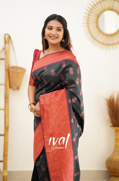 Black Pure Kanjivaram Silk Saree With Outstanding Blouse Piece - Almaari Fashion