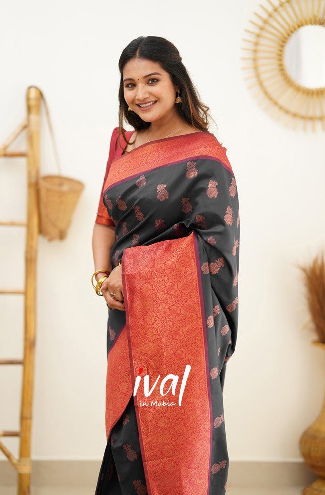 Black Pure Kanjivaram Silk Saree With Outstanding Blouse Piece - Almaari Fashion