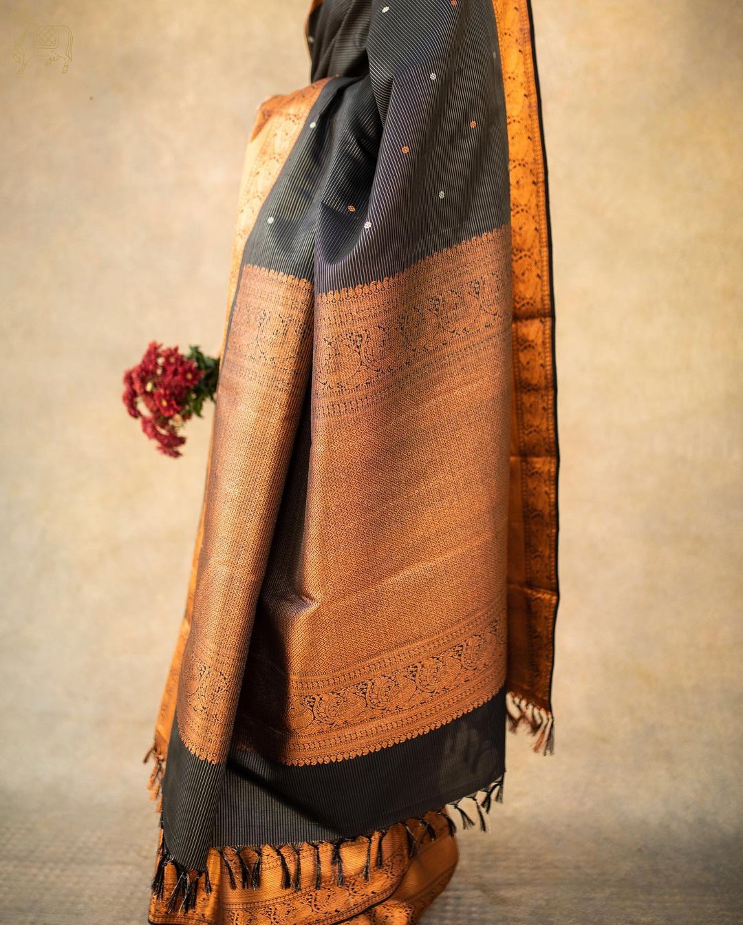 Black Pure Kanjivaram Silk With Confounding Blouse Piece - Almaari Fashion