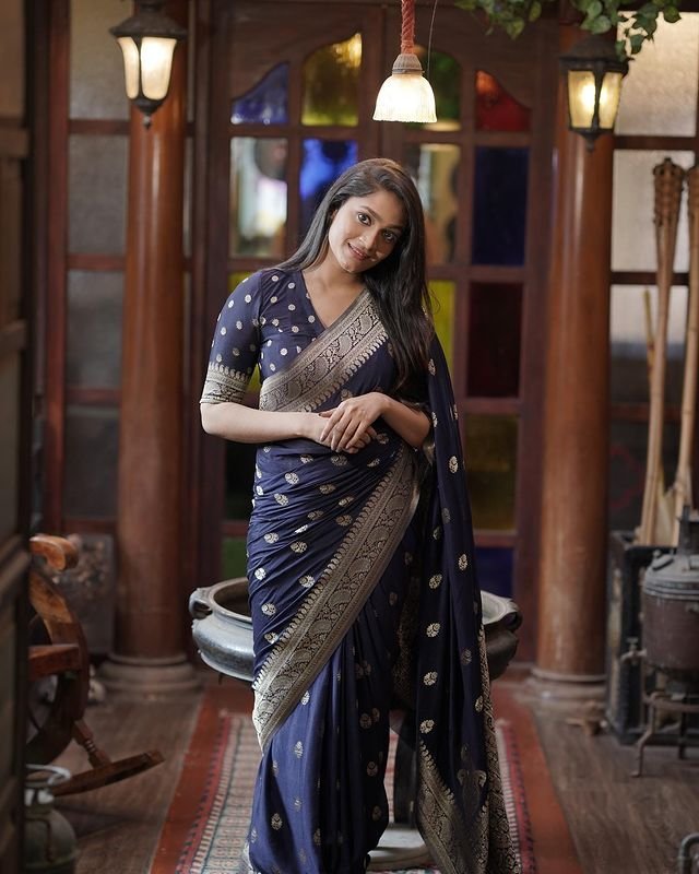 Blue Pure Kanjivaram Silk With Confounding Blouse Piece - Almaari Fashion