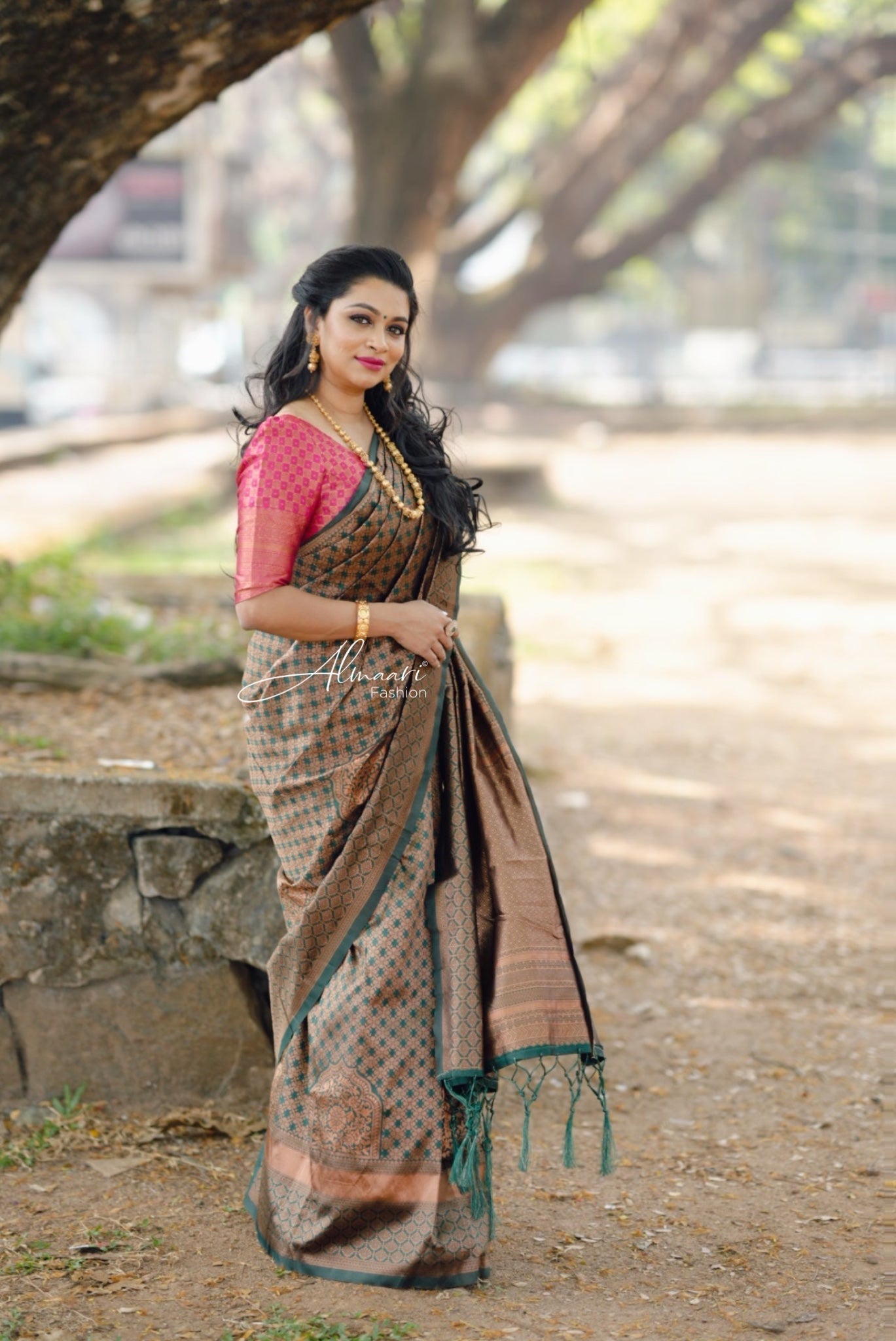 Dark Green Pure Kanjivaram Silk Saree With Moiety Blouse Piece - Almaari Fashion