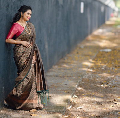 Dark Green Pure Kanjivaram Silk Saree With Moiety Blouse Piece - Almaari Fashion