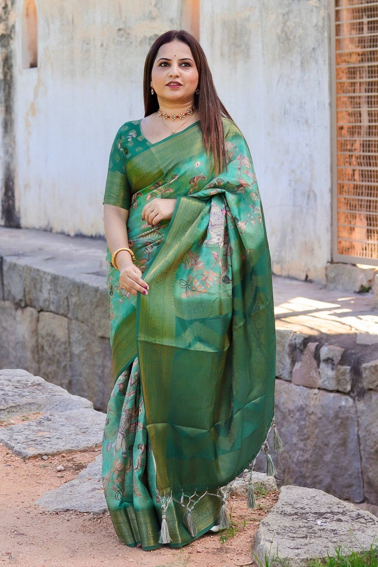 Graceful Emerald Green Banarasi Silk Saree with Floral Zari Accents