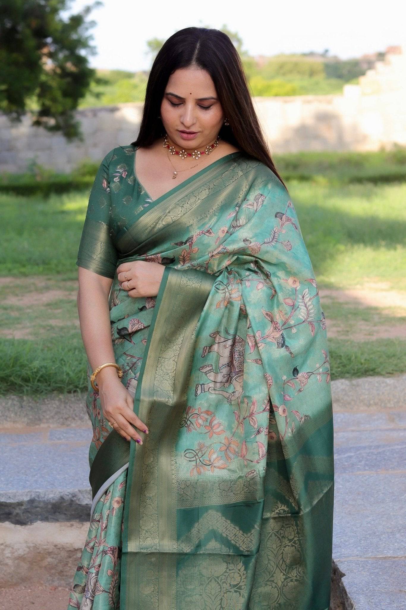 Graceful Emerald Green Banarasi Silk Saree with Floral Zari Accents