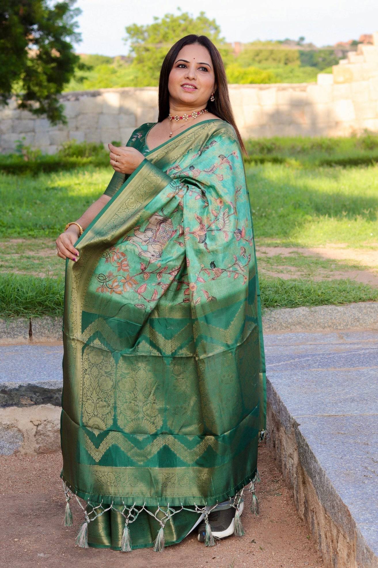 Graceful Emerald Green Banarasi Silk Saree with Floral Zari Accents