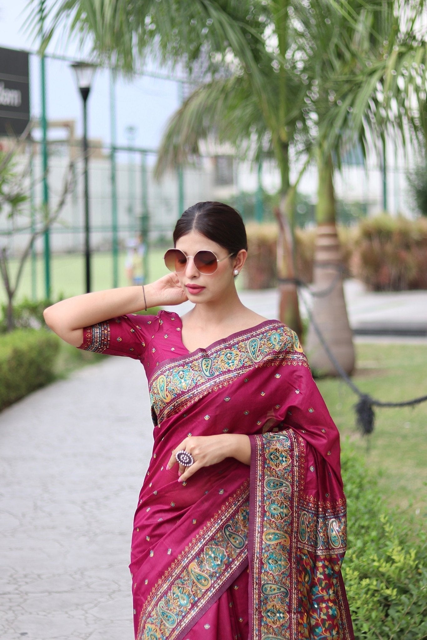 Elegant Kashmiri Handloom Work with Heavy Blouse: A Stunning Choice! - Almaari Fashion