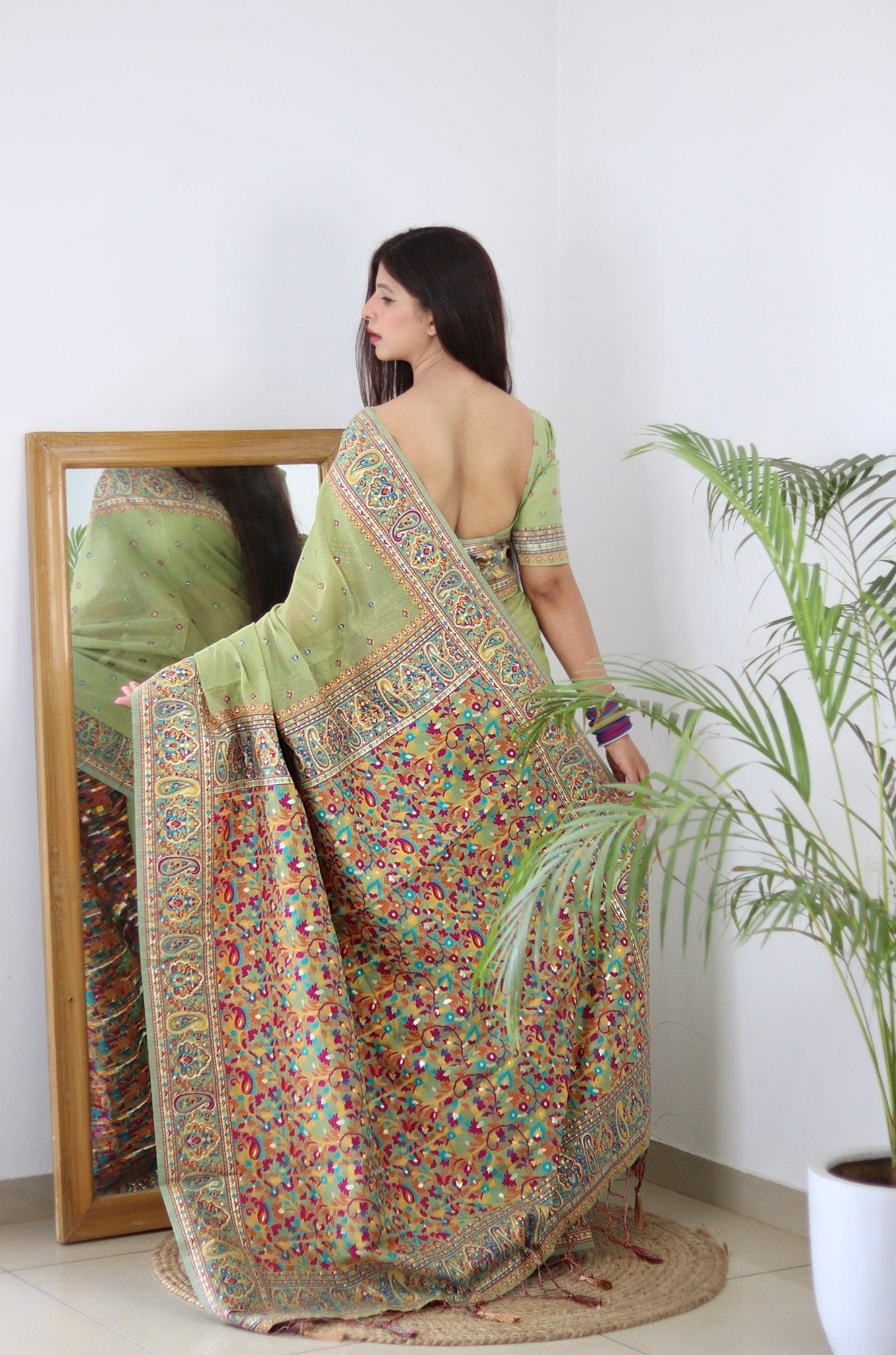 Elegant Kashmiri Handloom Work with Heavy Blouse: A Stunning Choice! - Almaari Fashion