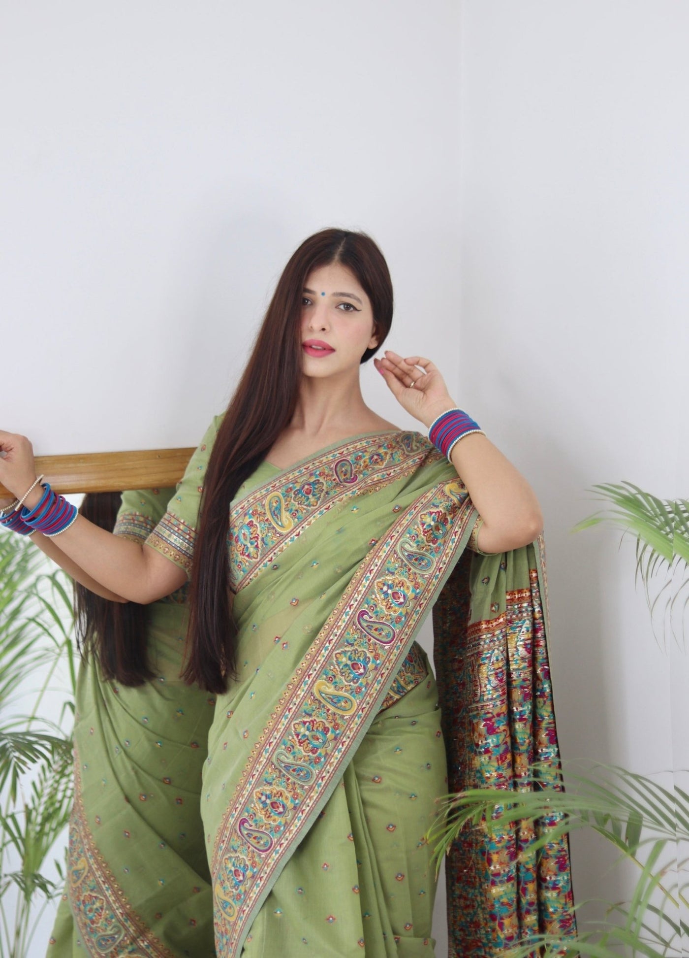 Elegant Kashmiri Handloom Work with Heavy Blouse: A Stunning Choice! - Almaari Fashion