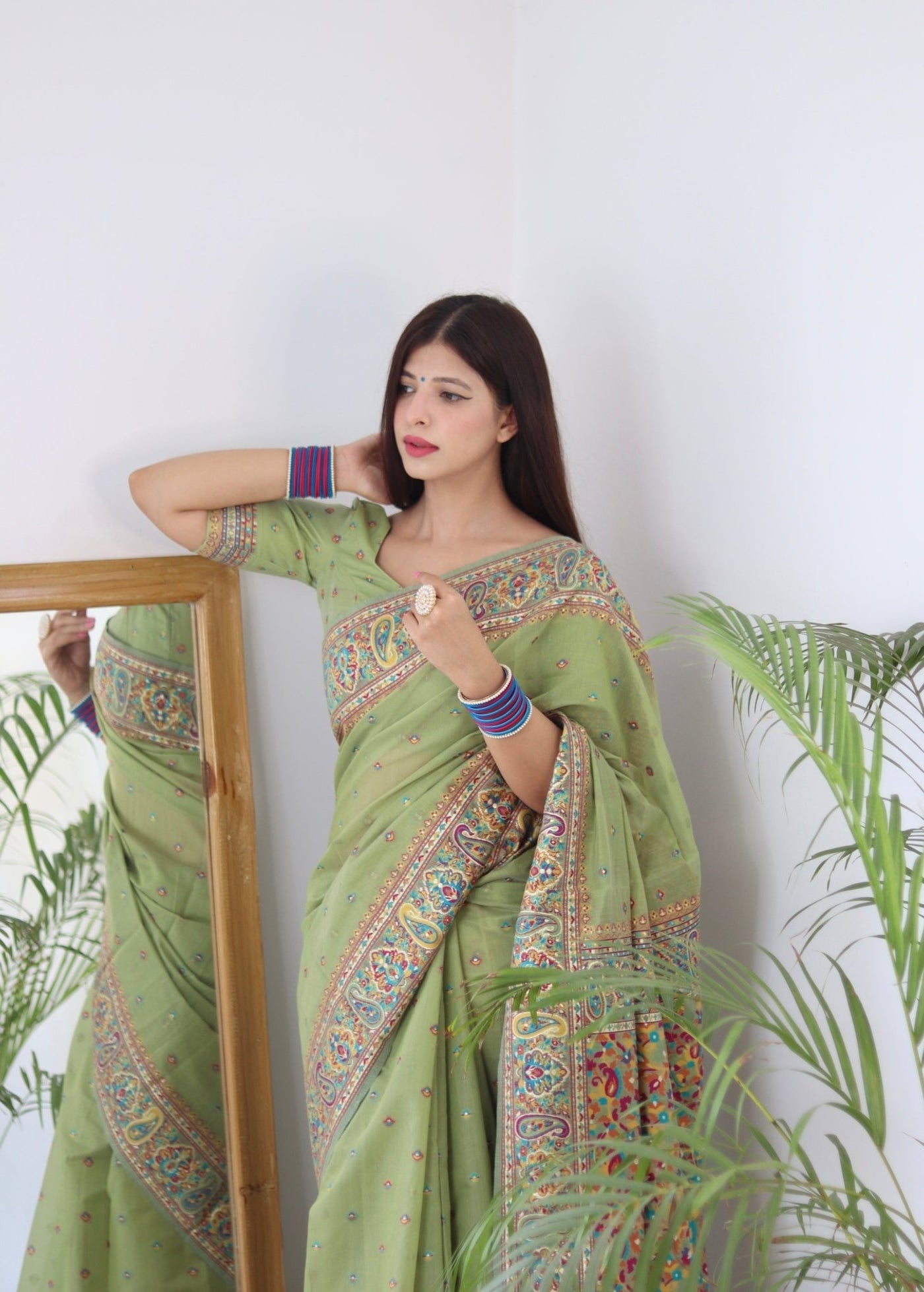 Elegant Kashmiri Handloom Work with Heavy Blouse: A Stunning Choice! - Almaari Fashion