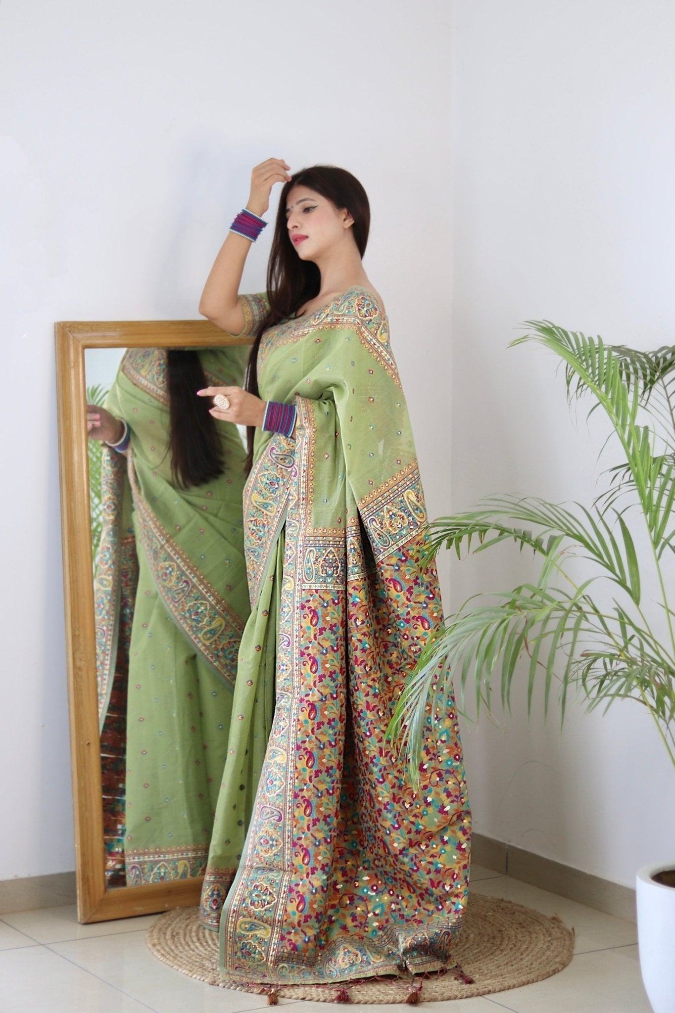 Elegant Kashmiri Handloom Work with Heavy Blouse: A Stunning Choice! - Almaari Fashion