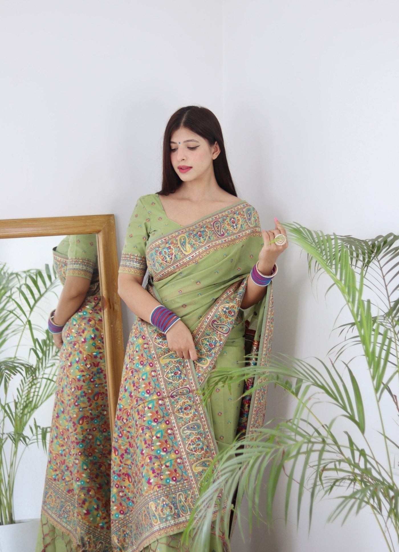 Elegant Kashmiri Handloom Work with Heavy Blouse: A Stunning Choice! - Almaari Fashion