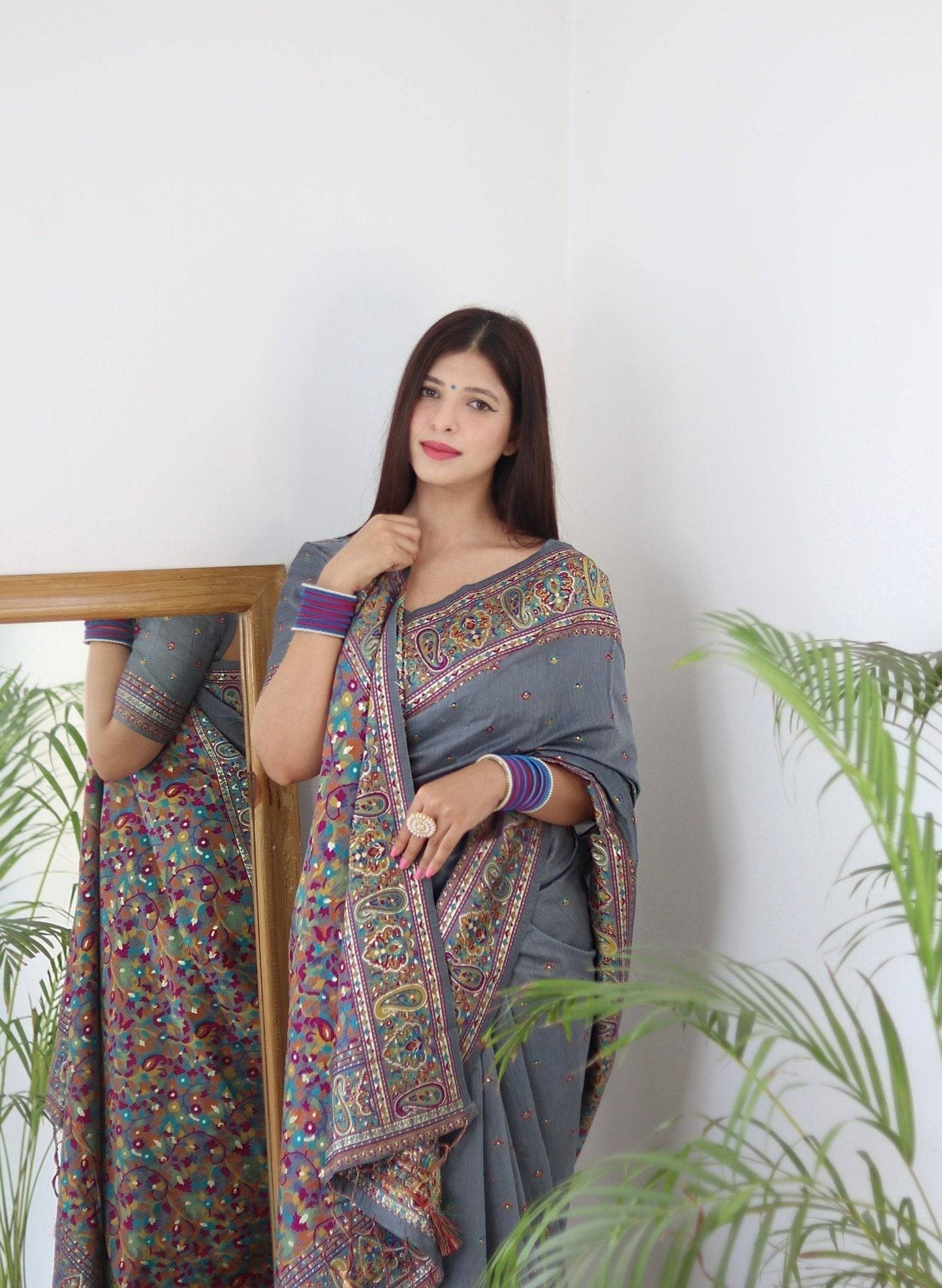 Elegant Kashmiri Handloom Work with Heavy Blouse: A Stunning Choice!