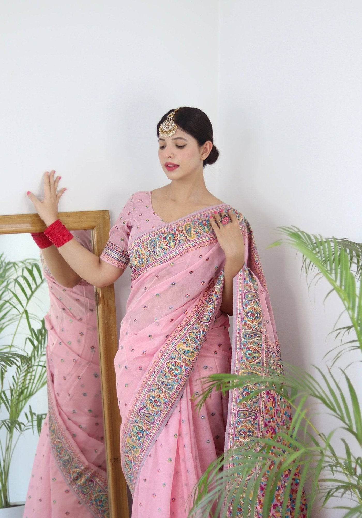 Elegant Kashmiri Handloom Work with Heavy Blouse: A Stunning Choice!