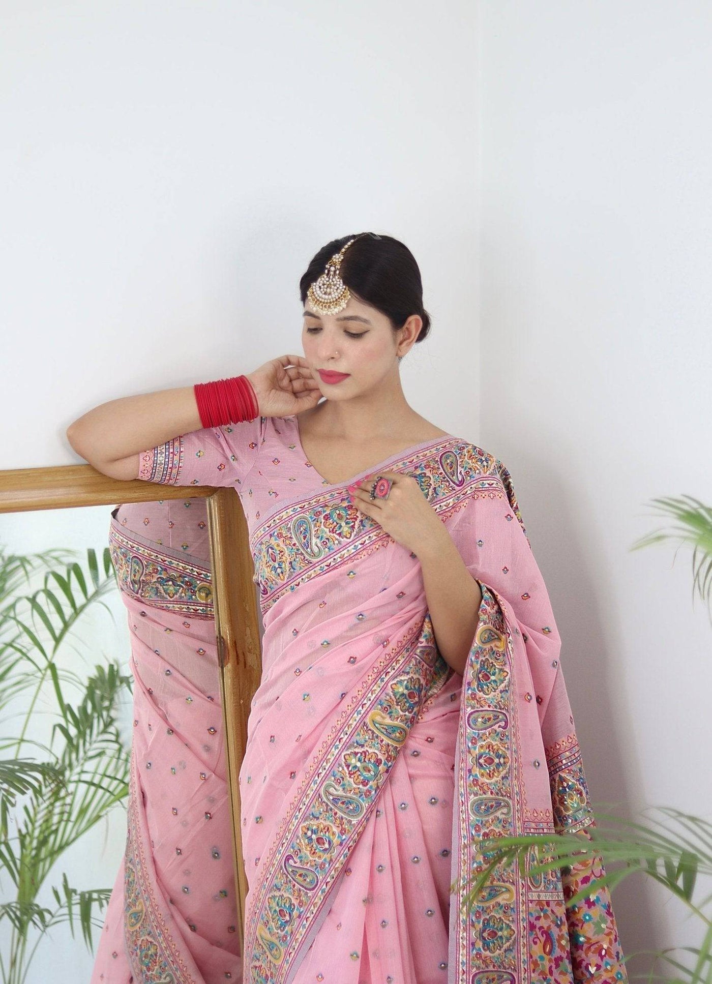 Elegant Kashmiri Handloom Work with Heavy Blouse: A Stunning Choice!