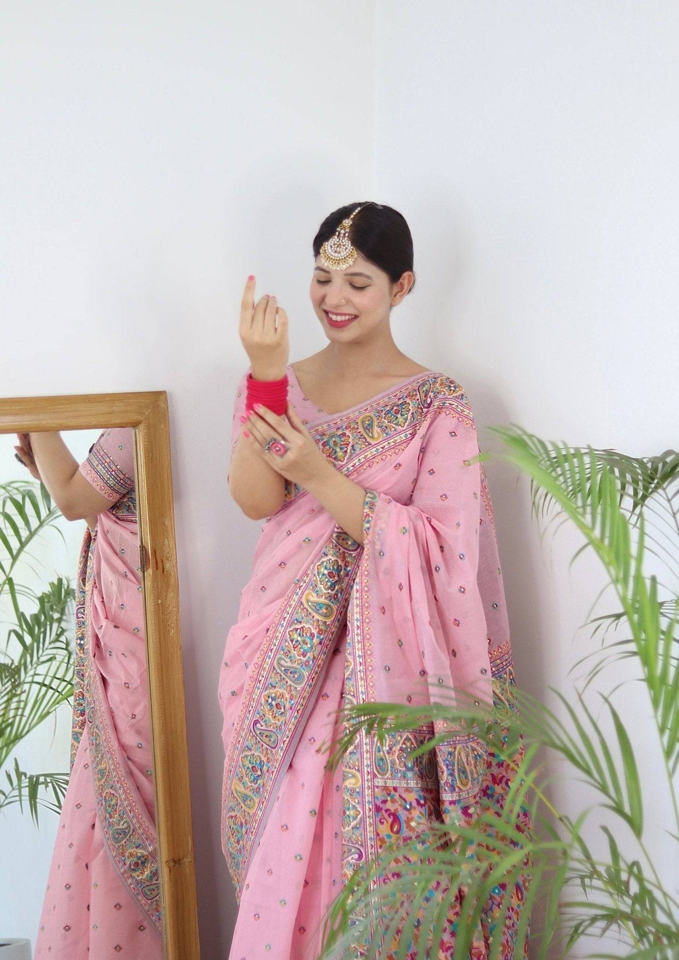 Elegant Kashmiri Handloom Work with Heavy Blouse: A Stunning Choice!