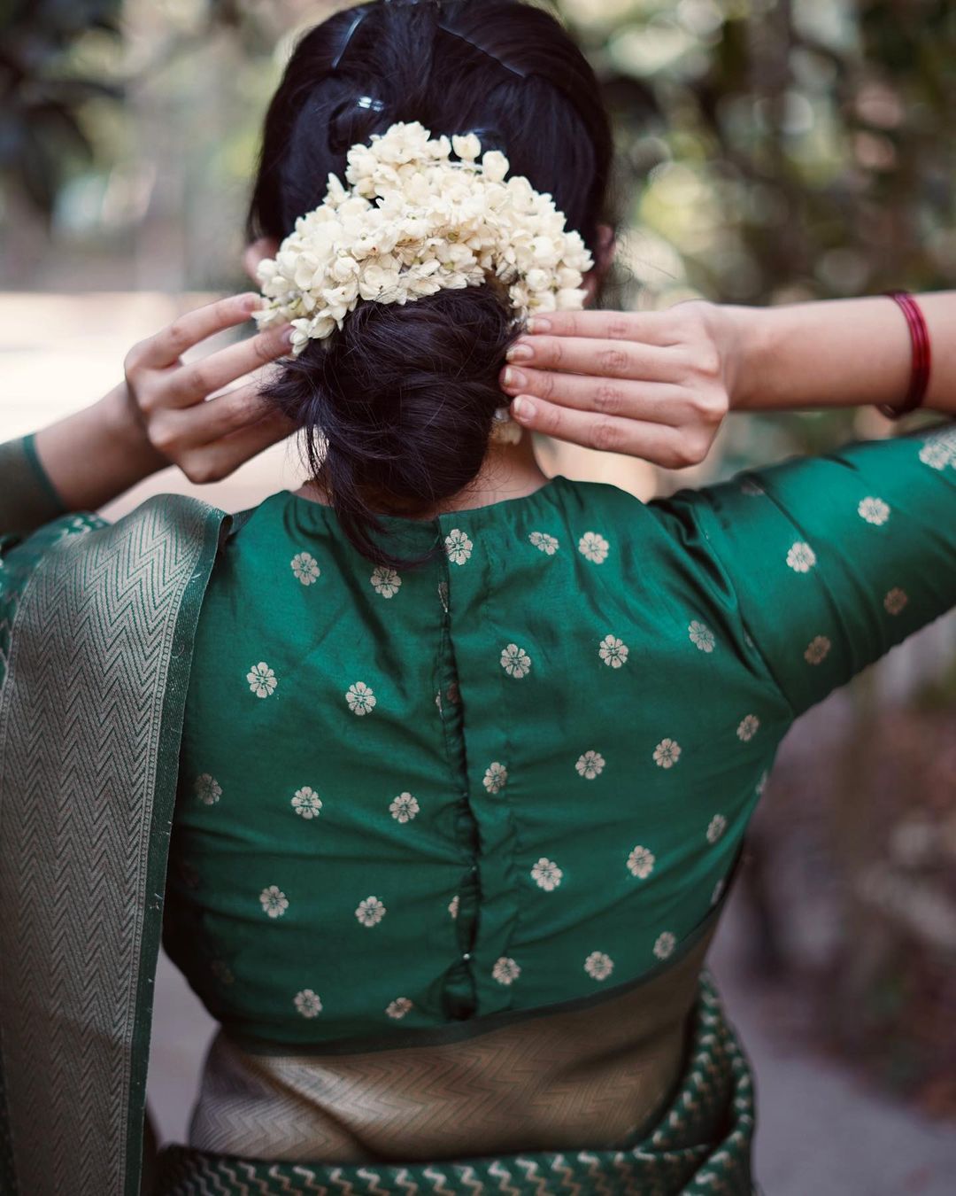 Green Pure Banarasi Silk Saree With Attractive Blouse Piece - Almaari Fashion