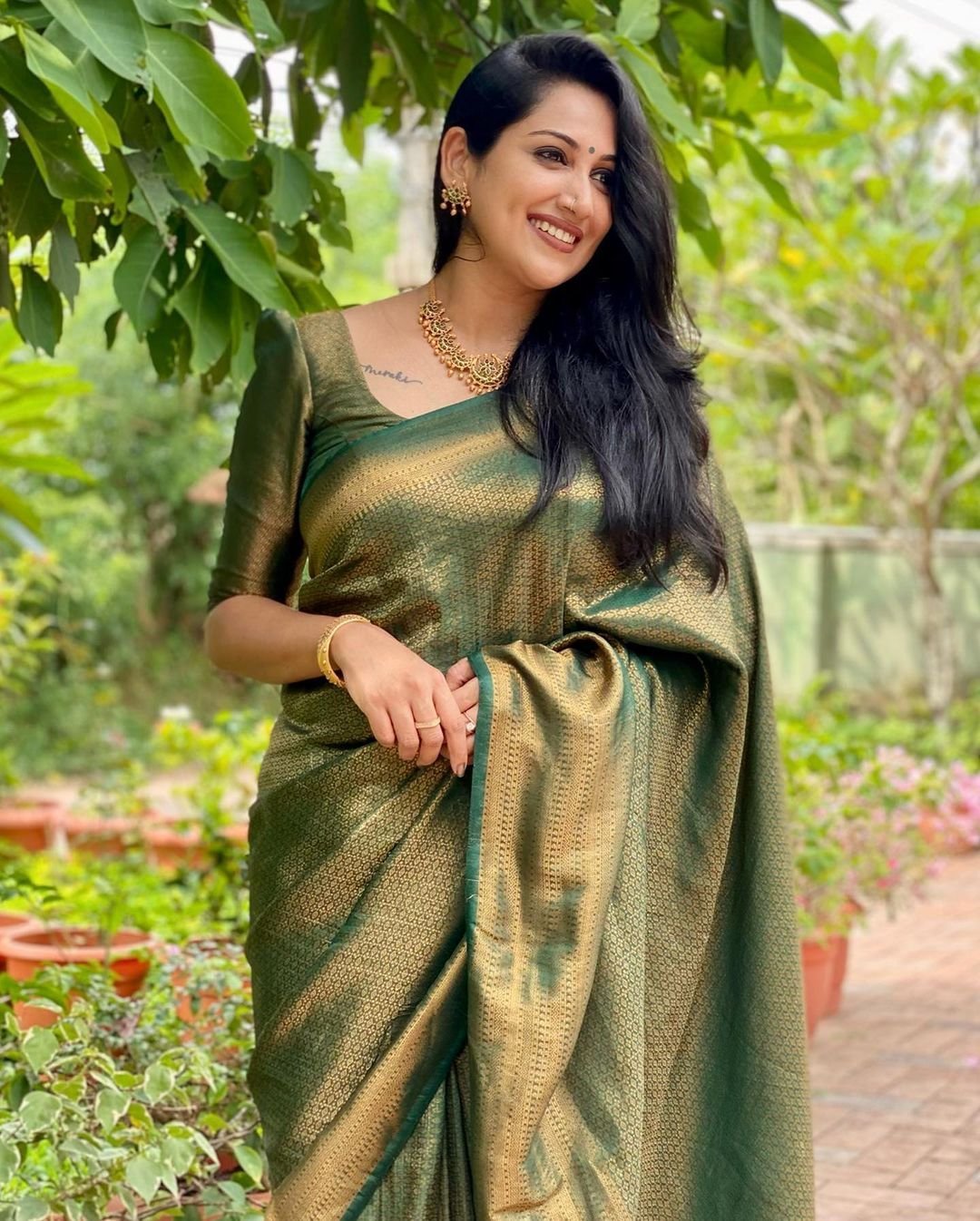 Green Pure Kanjivaram Silk With Confounding Blouse Piece - Almaari Fashion