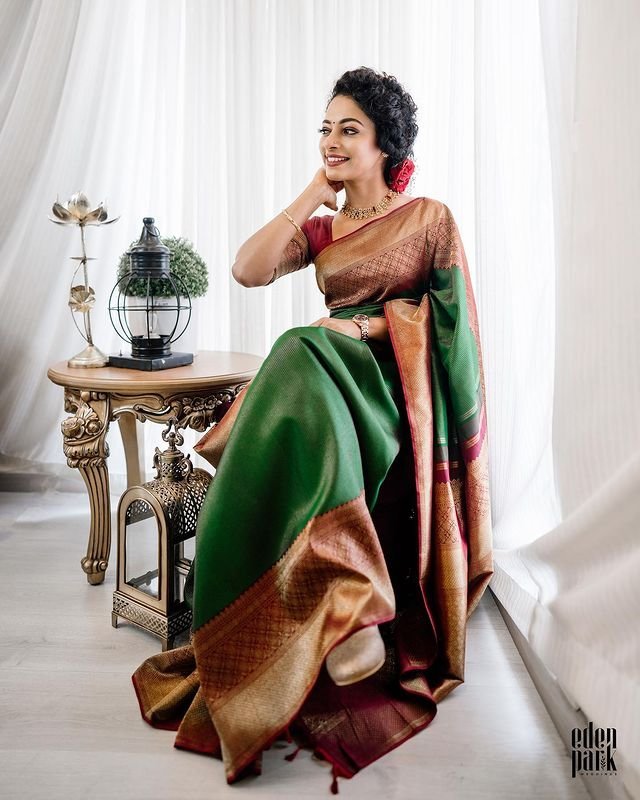 Green Pure Kanjivaram Silk With Confounding Blouse Piece - Almaari Fashion