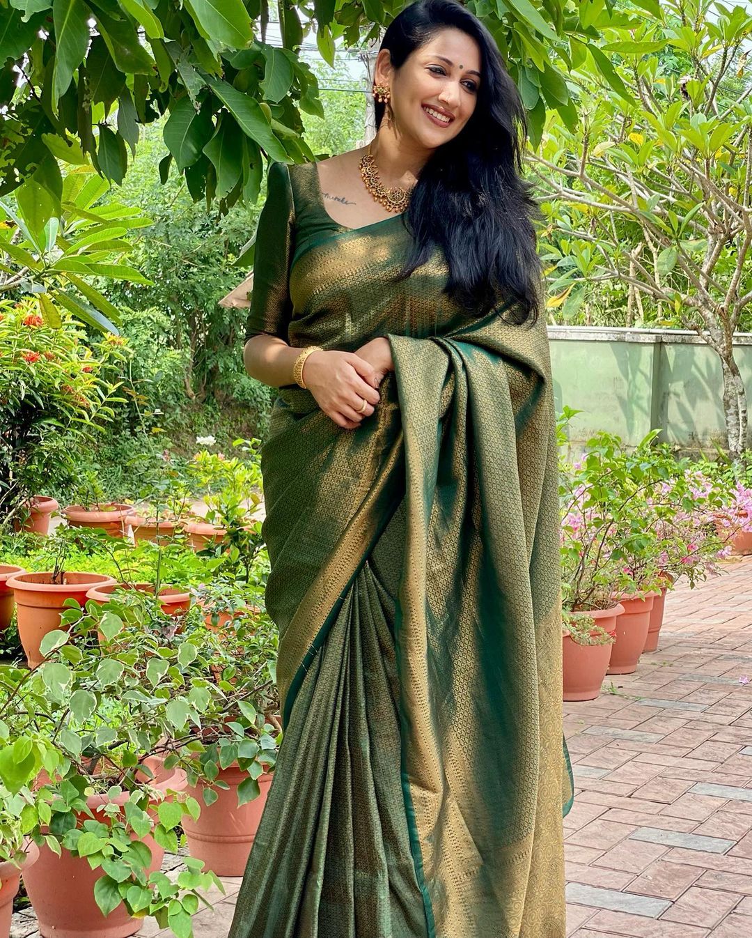 Green Pure Kanjivaram Silk With Confounding Blouse Piece - Almaari Fashion