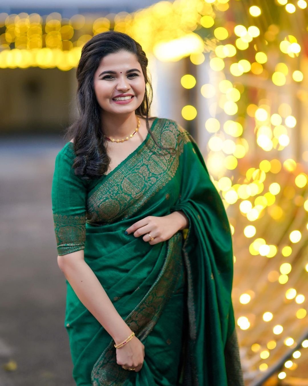 Green Pure Kanjivaram Silk With Magnific Blouse Piece - Almaari Fashion