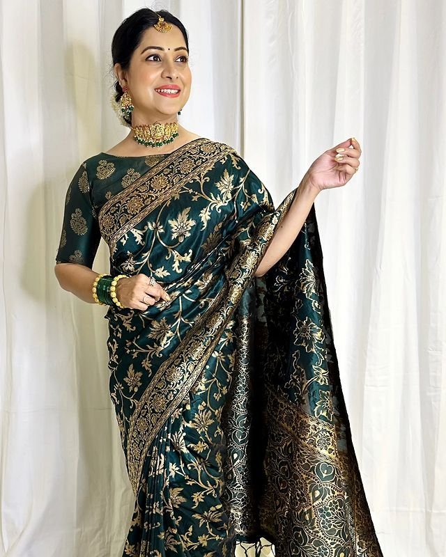 Green Pure Kanjivaram Silk With Twirling Blouse Piece - Almaari Fashion