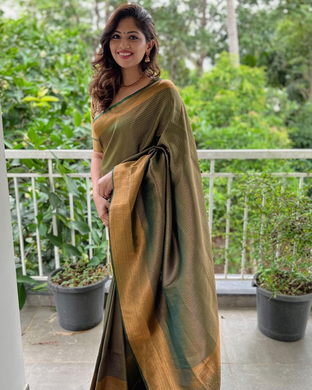 Green Pure Pure Banarasi Silk With Confounding Blouse Piece - Almaari Fashion