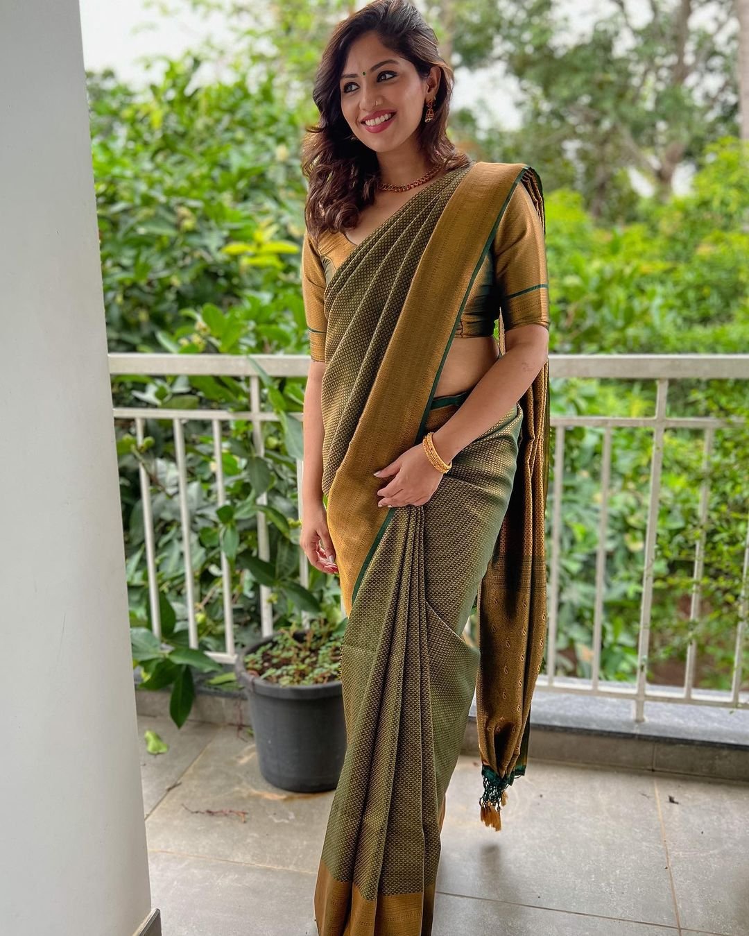 Green Pure Pure Banarasi Silk With Confounding Blouse Piece - Almaari Fashion