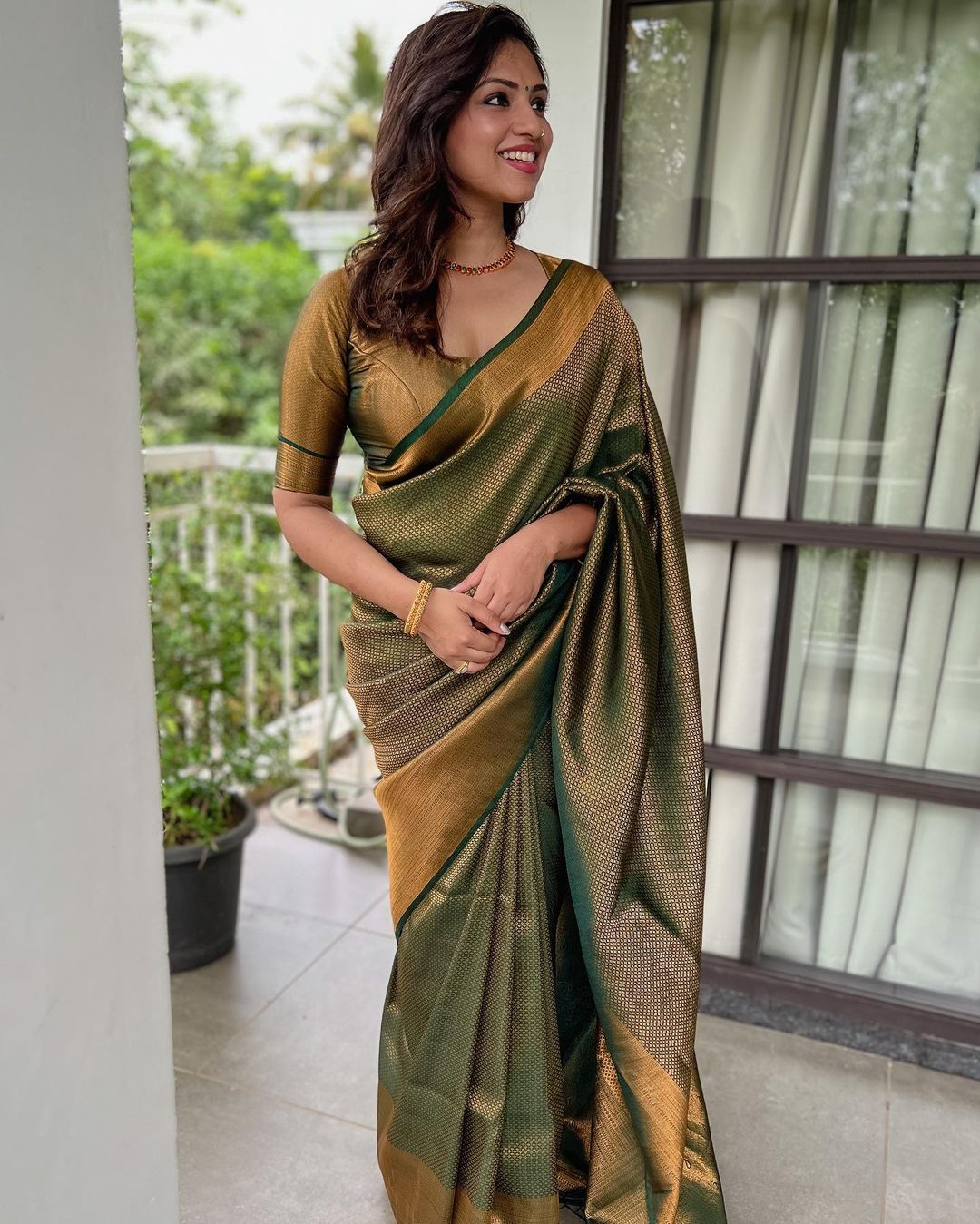 Green Pure Pure Banarasi Silk With Confounding Blouse Piece - Almaari Fashion