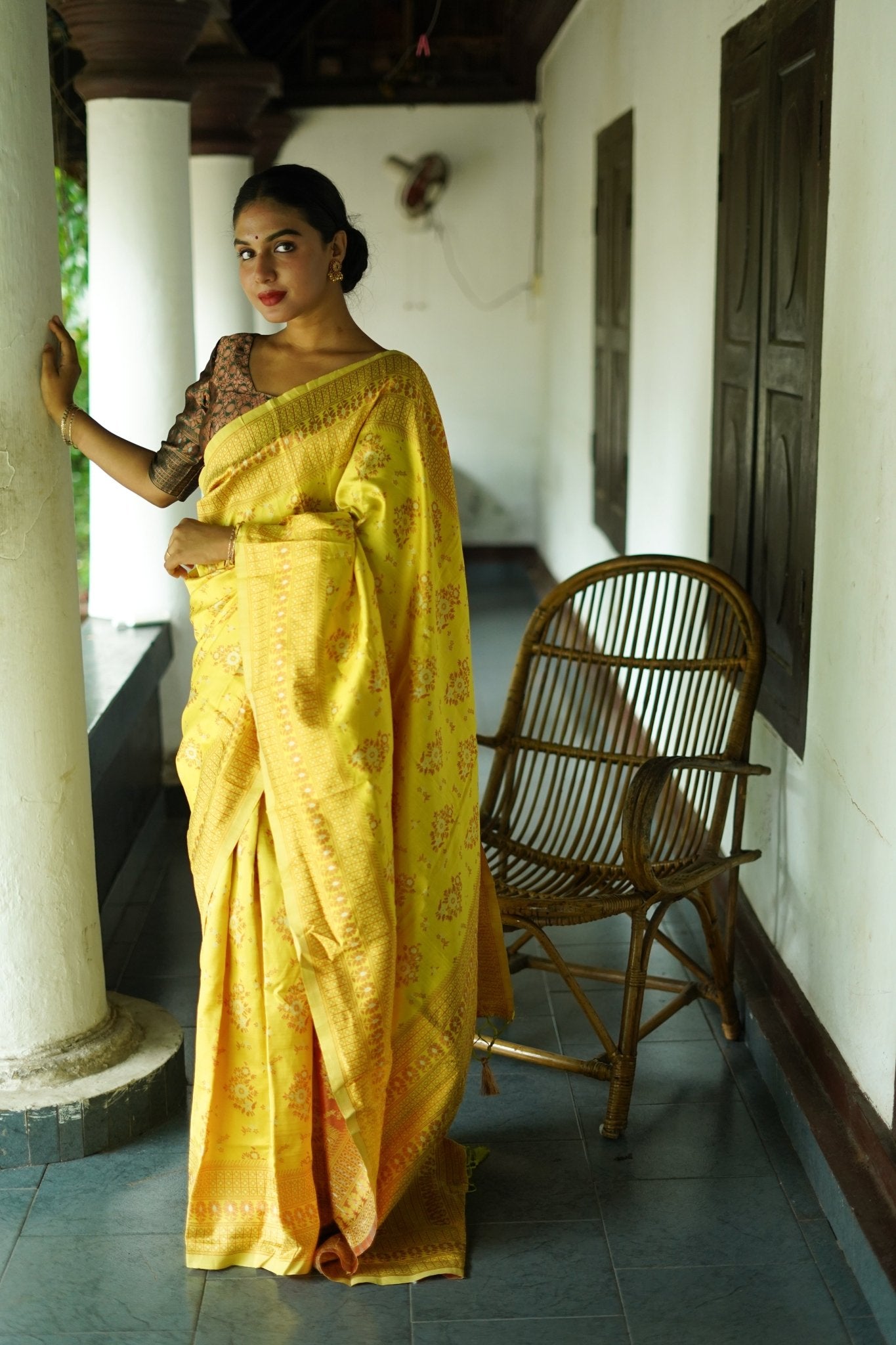 Lemon Yellow Pure Banarasi Silk Saree With Twirling Blouse Piece - Almaari Fashion