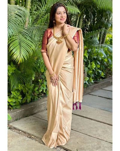 Off White Pure Kanjivaram Silk Saree With Attractive Blouse Piece - Almaari Fashion