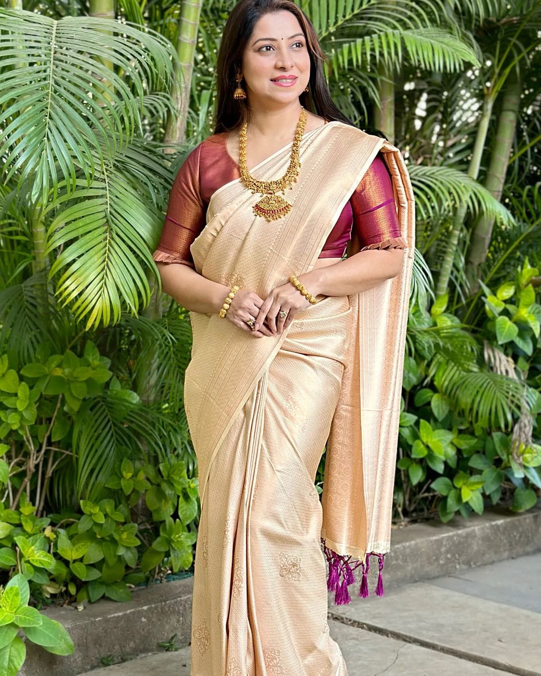 Off White Pure Kanjivaram Silk Saree With Attractive Blouse Piece - Almaari Fashion