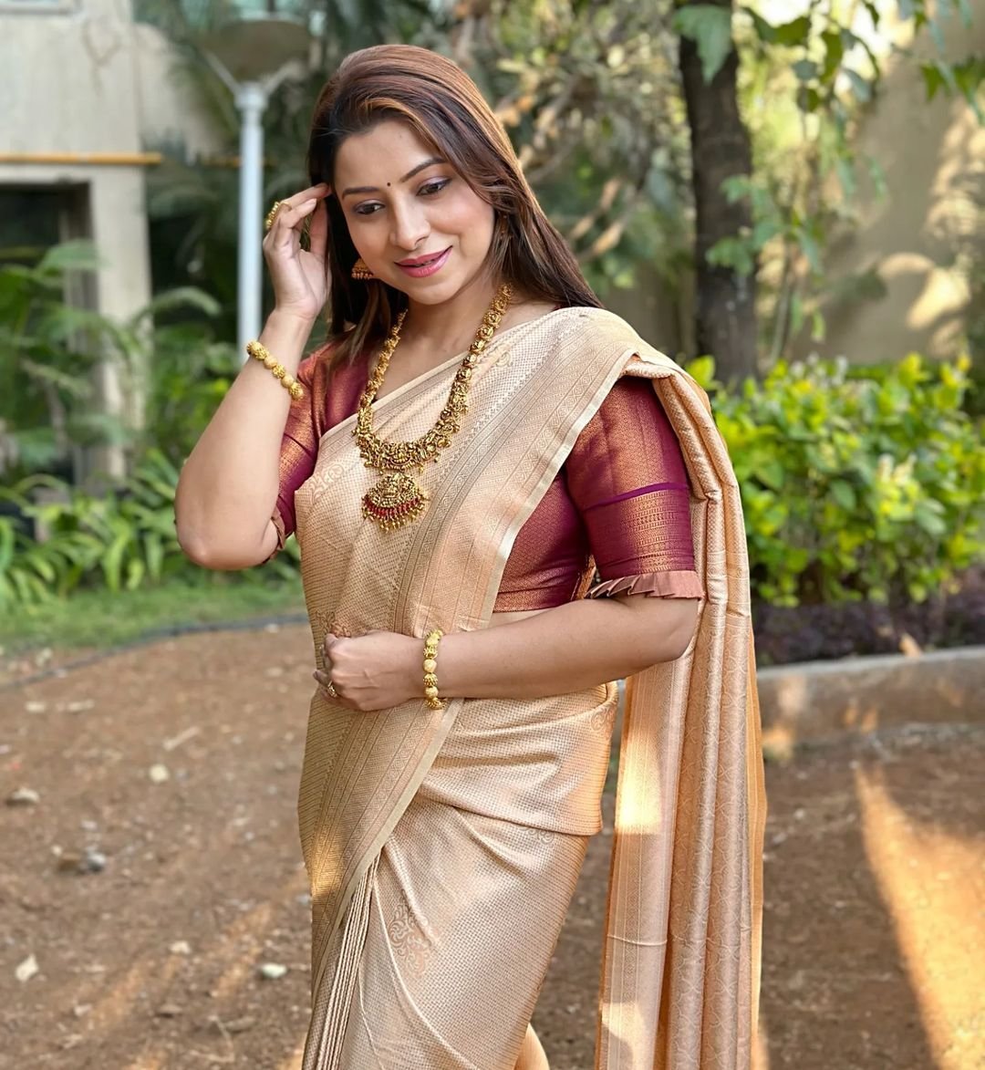 Off White Pure Kanjivaram Silk Saree With Attractive Blouse Piece - Almaari Fashion