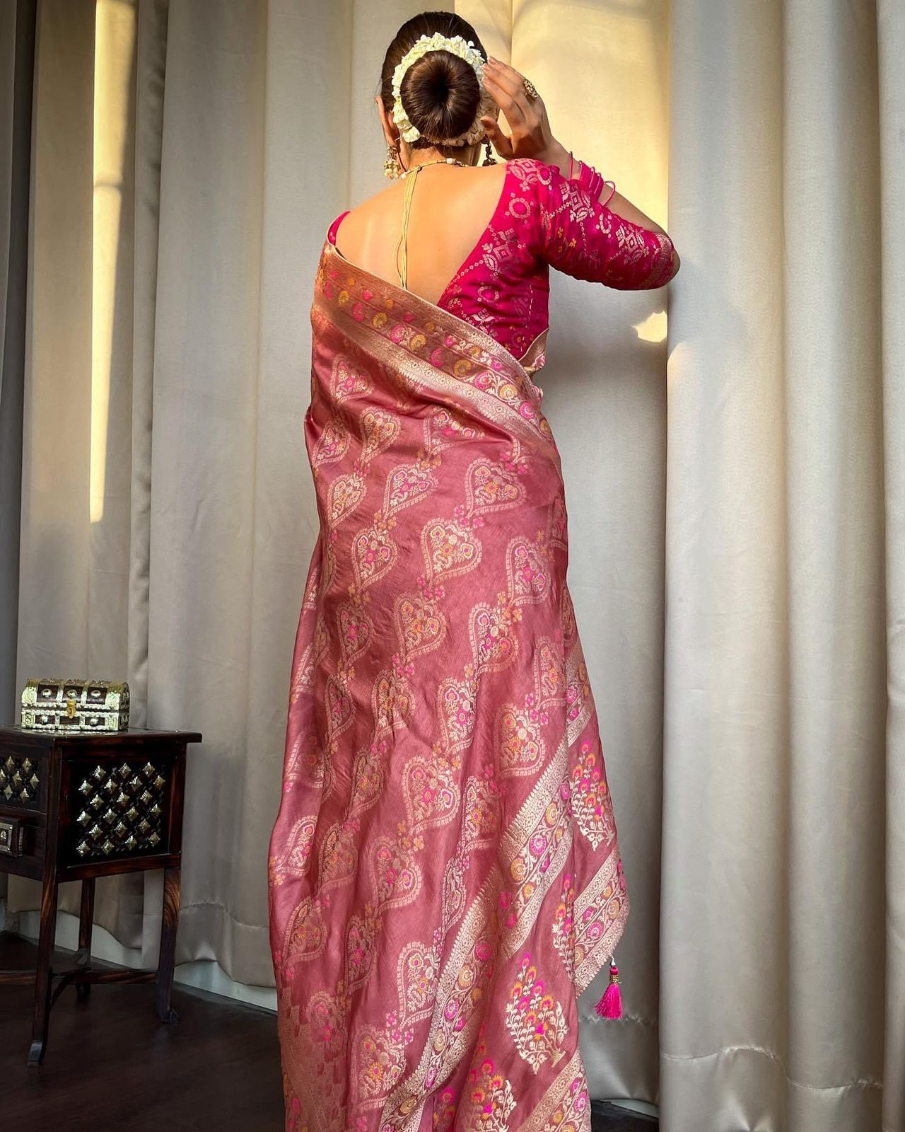 Orchid Pink Pure Banarasi Silk Saree With Twirling Blouse Piece - Almaari Fashion