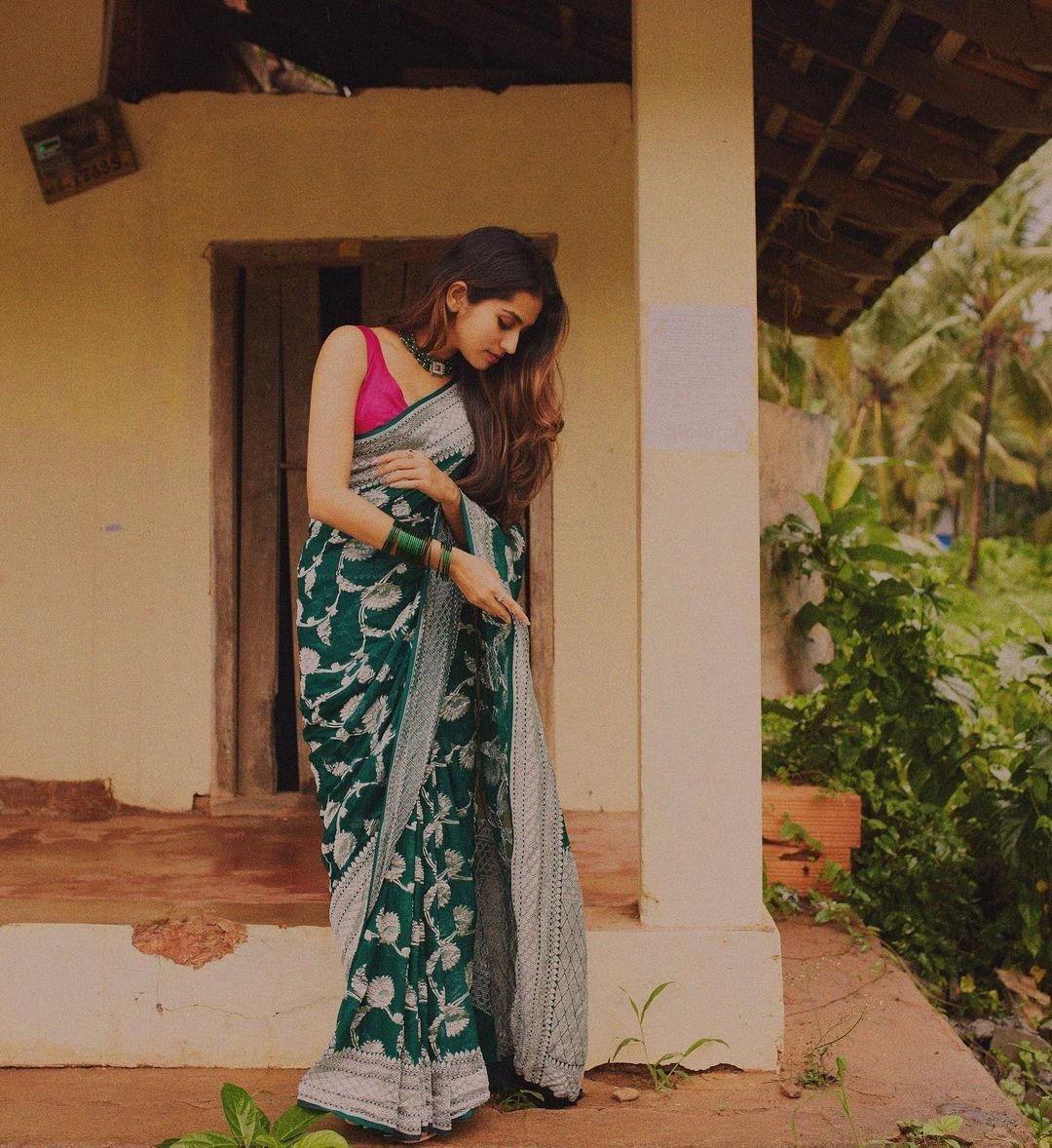 Quintessential Dark Green Soft Kanjivaram Silk Saree With Magnific Blouse Piece - Almaari Fashion