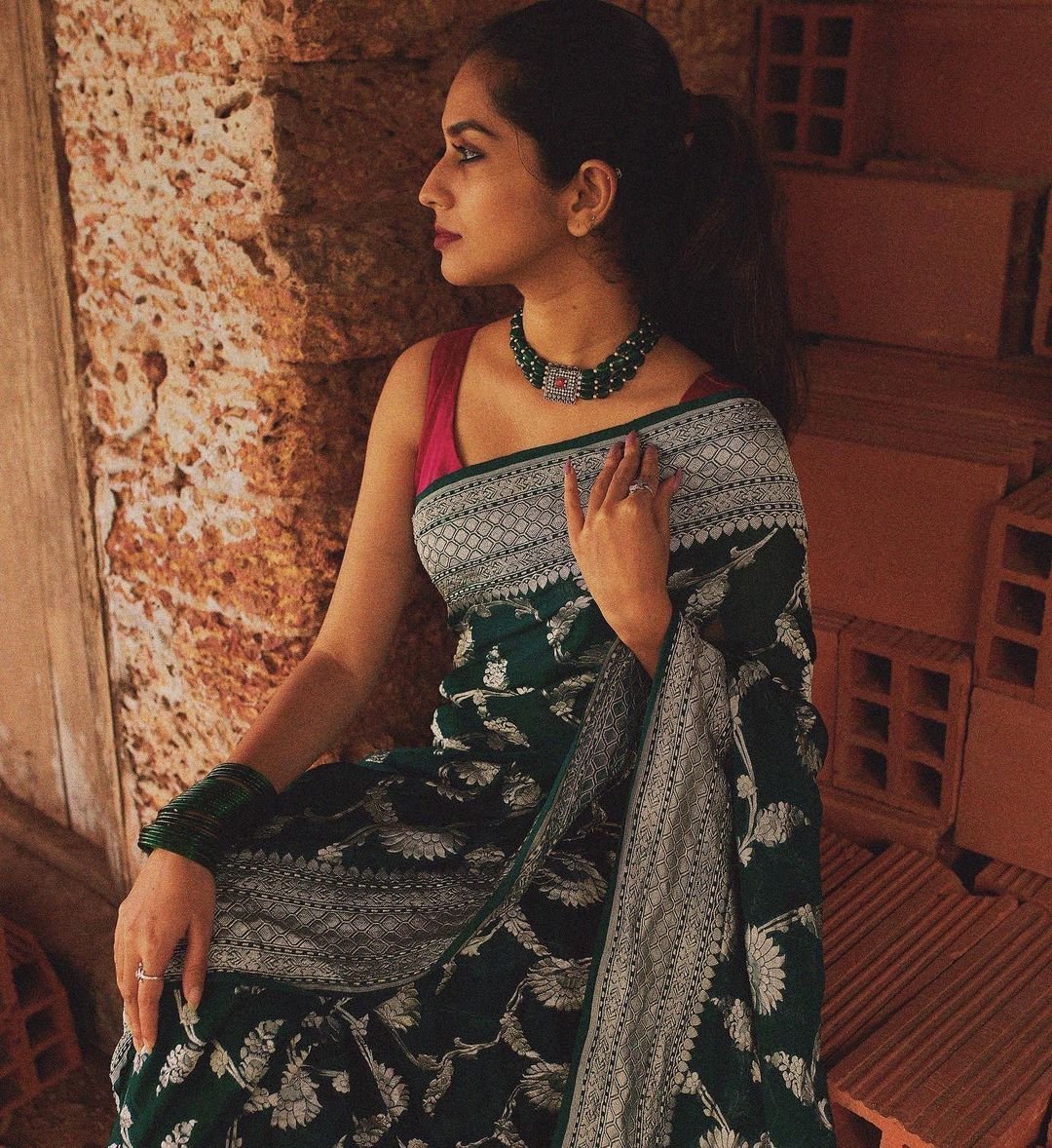 Quintessential Dark Green Soft Kanjivaram Silk Saree With Magnific Blouse Piece - Almaari Fashion