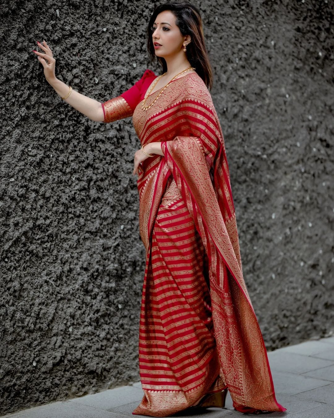 Red Pure Kanjivaram Silk Weaved With Copper Zari Comes With Attached Blouse. - Almaari Fashion