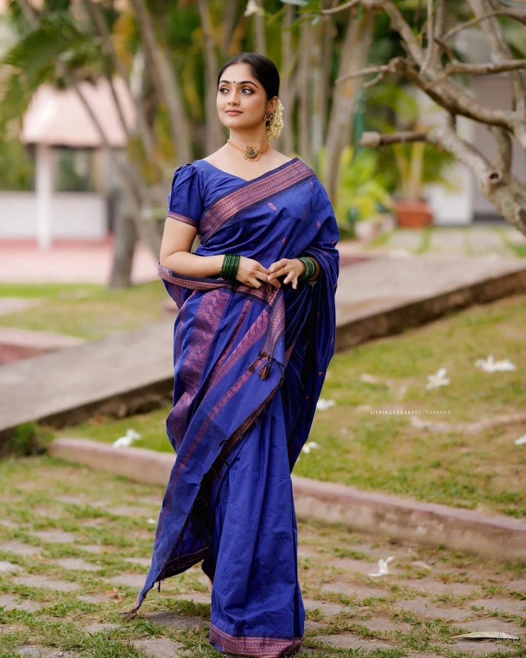 Royal Blue Pure Kanjivaram Silk Saree With Attractive Blouse Piece - Almaari Fashion