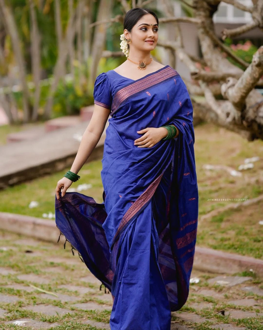 Royal Blue Pure Kanjivaram Silk Saree With Attractive Blouse Piece - Almaari Fashion