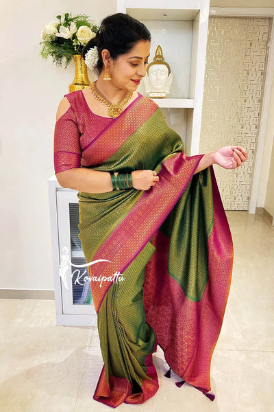 Snazzy Dark Green & Magenta Pure Kanjivaram Silk With Confounding Blouse Piece - Almaari Fashion