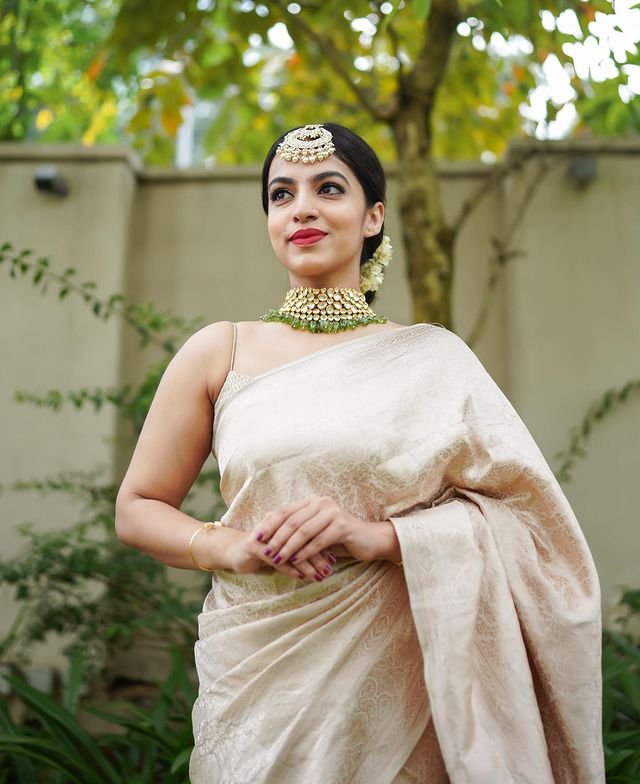 Staring Off White Pure Kanjivaram Silk With Tempting Blouse Piece - Almaari Fashion