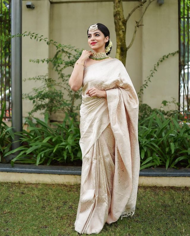 Staring Off White Pure Kanjivaram Silk With Tempting Blouse Piece - Almaari Fashion