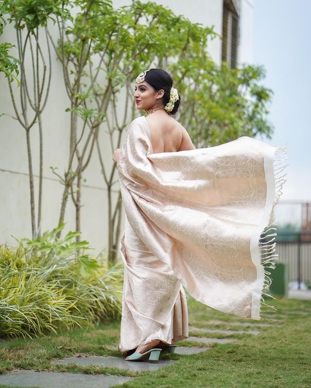 Staring Off White Pure Kanjivaram Silk With Tempting Blouse Piece - Almaari Fashion