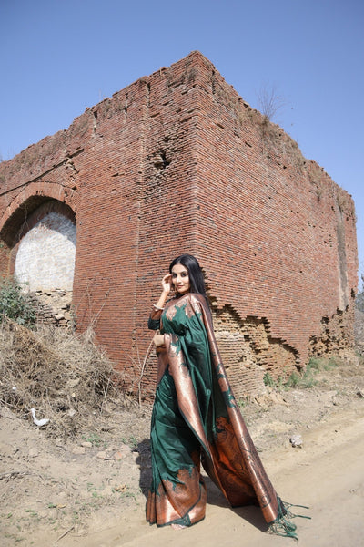 Stunning Dark Green Pure Kanjivaram Silk Saree Stylish Blouse Piece - Almaari Fashion