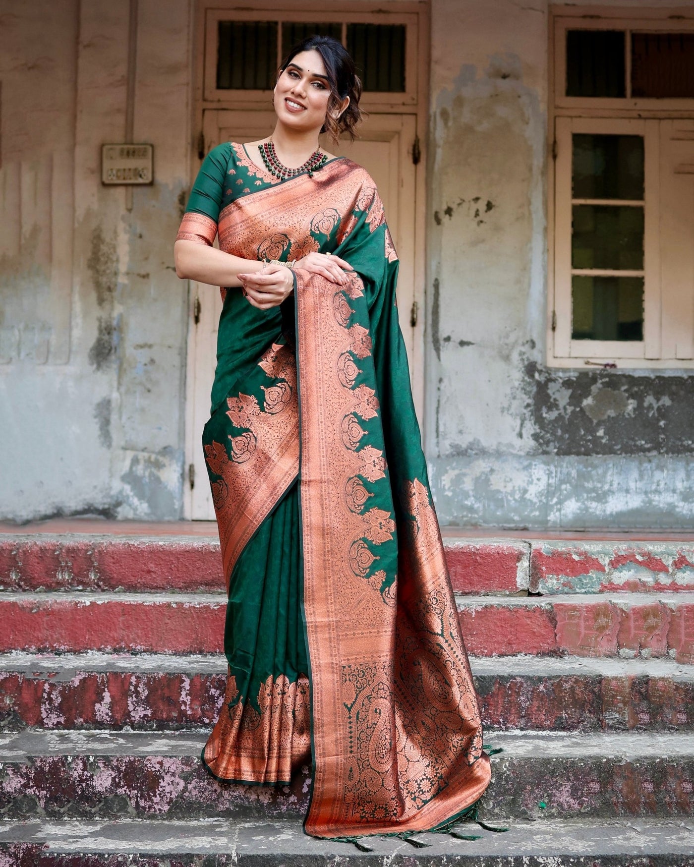 Sumptuous Green Pure Kanjivaram Silk Saree With Attractive Blouse Piece - Almaari Fashion