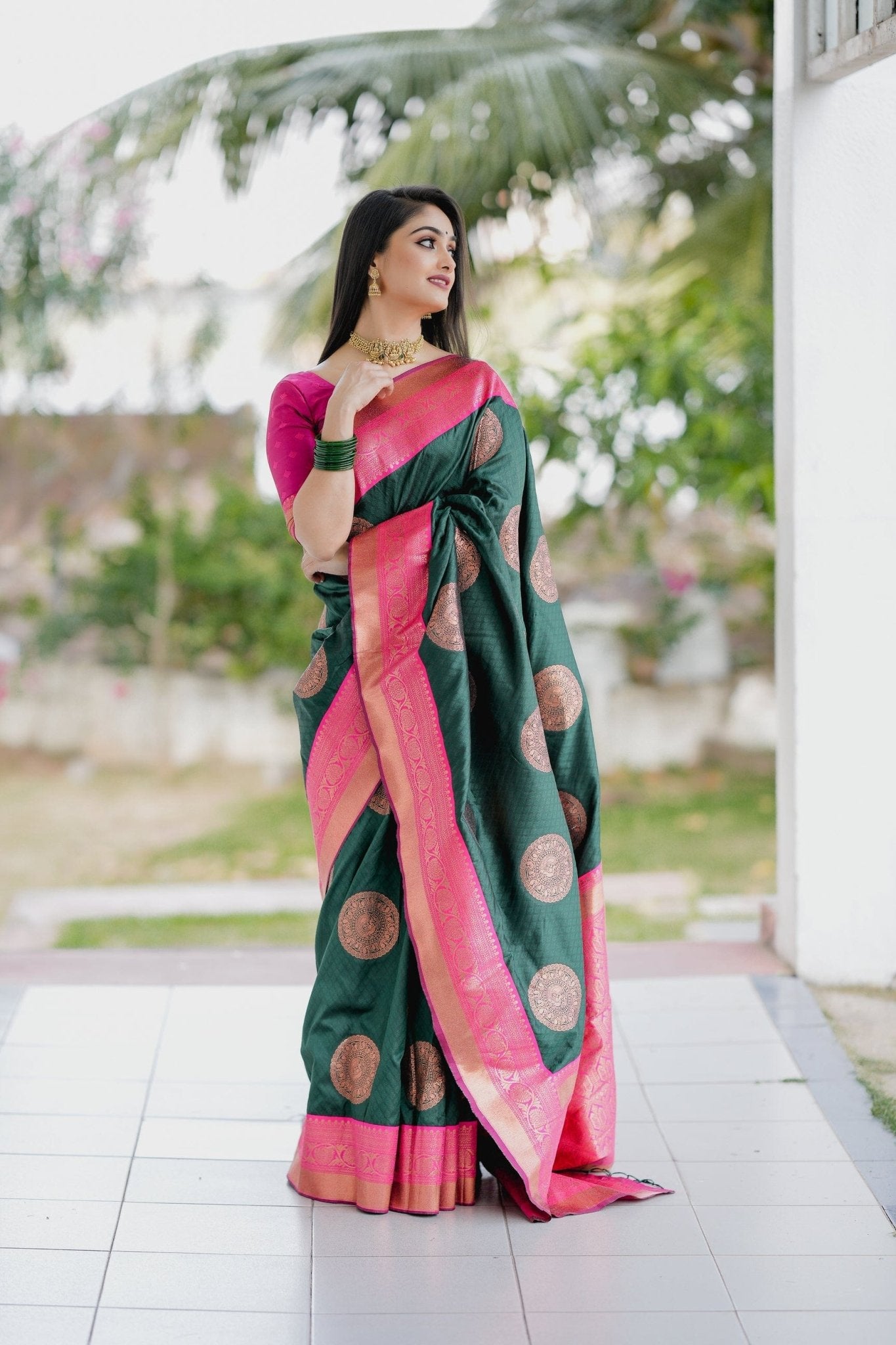 Tempting Green Pure Kanjivaram Silk Saree With Felicitous Blouse Piece - Almaari Fashion